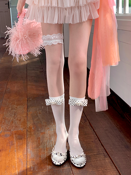 Gemusterte Kalbssocken mit Polka-Dots in Schwarz/Weiß mit Schleife