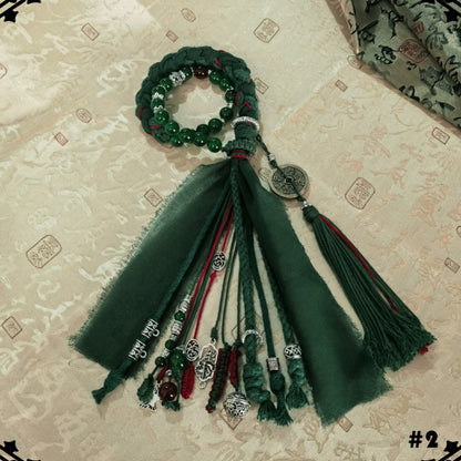 Grünes Armband / Schwarzer Handschuh