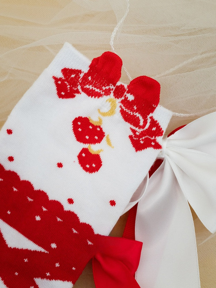 Rote Wadensocken mit Schleifenmuster und Punkten