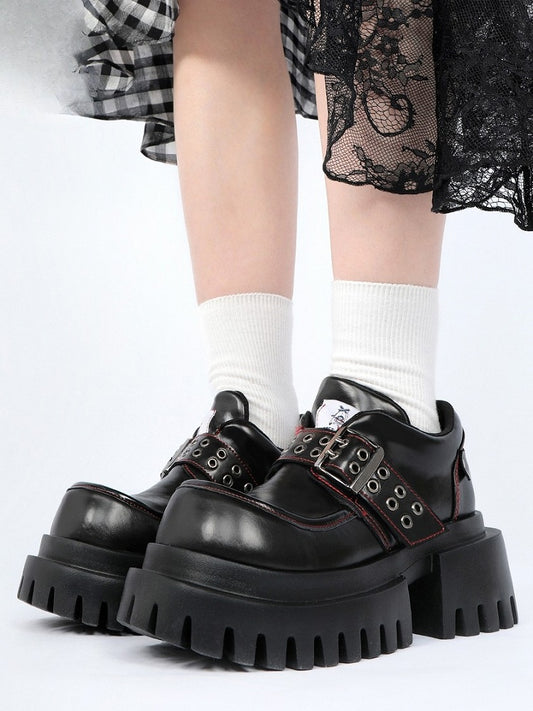 Schnalle, kräftige Absätze, Rock-Punk mit Akzenten, klobige Sohle – Plateau