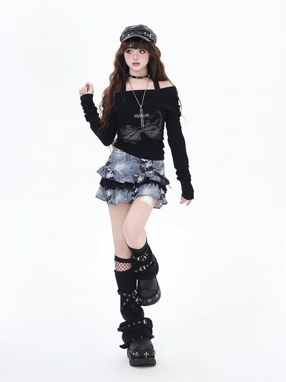 ブラックのオフショルダーネックラインの蝶結びプリントトップス