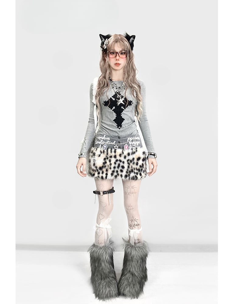 Graues Top mit Kreuzapplikation