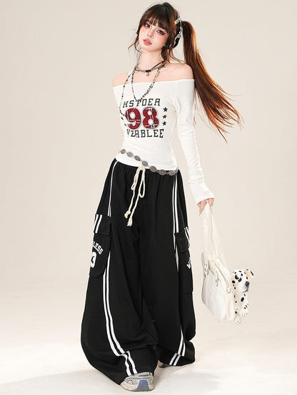 数字をあしらったブラックワイドレッグパンツ、ポケット付きレターカーゴカットプリント、ほろ苦い