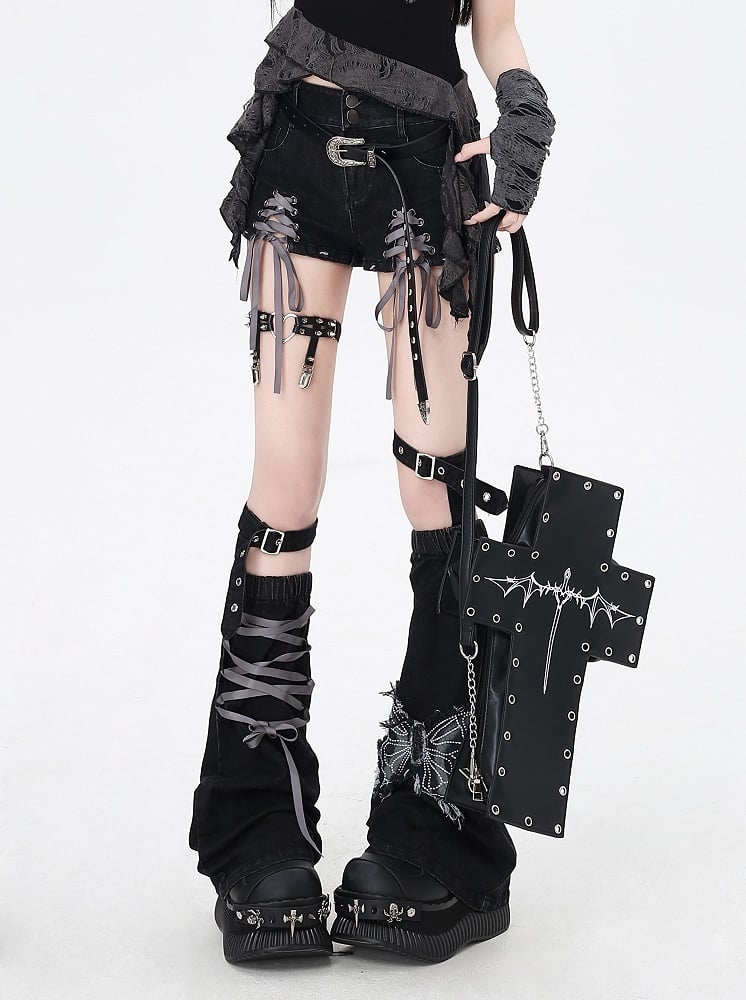 Applikation Bein Schmetterling mit schwarzen Stulpen und Saum Jeansshorts Schnürdetails Grau