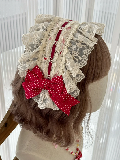 ベージュのリボンで飾られた赤いヘアバンド