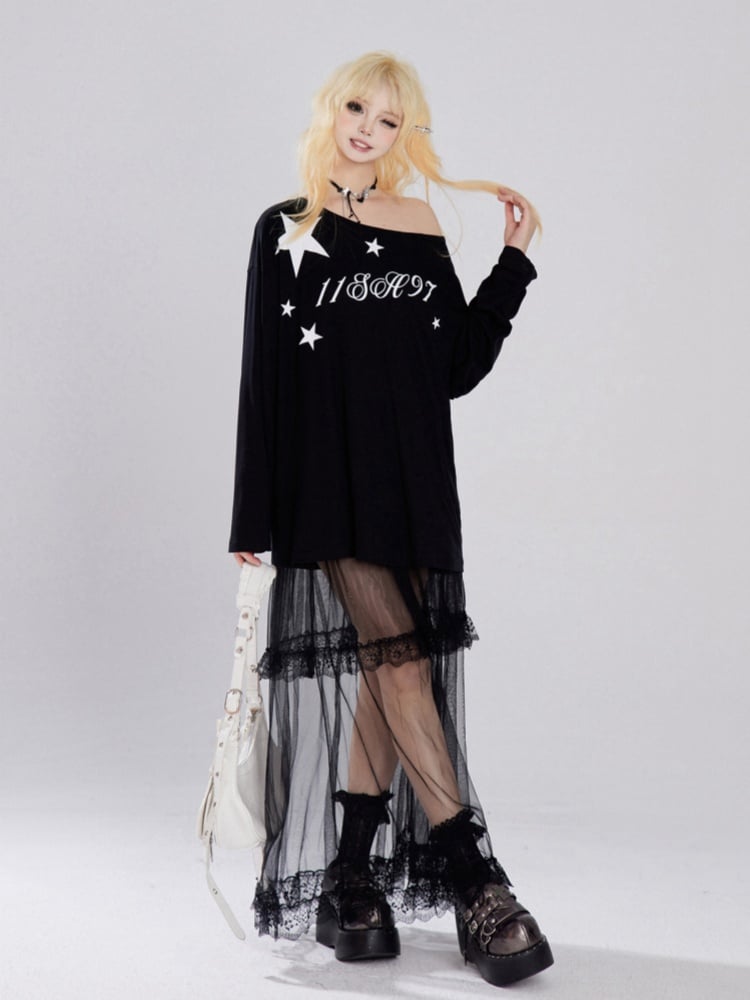 Schwarzes, lockeres Oberteil mit asymmetrischem Ausschnitt und Buchstabendruck