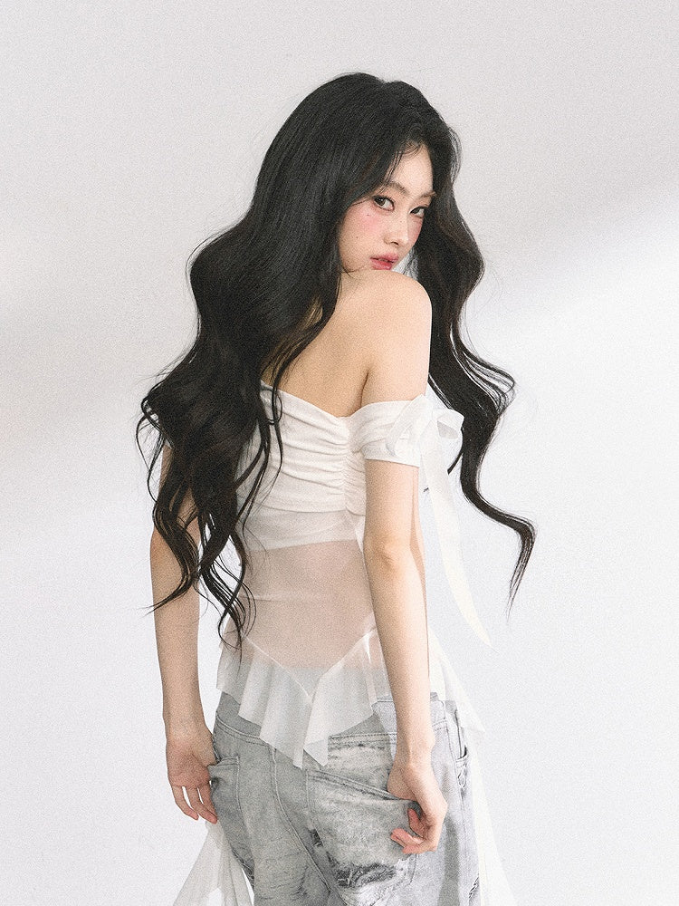 ブルー/ブラックのカスケーディングフリルアクセントメッシュトップ、ホワイトのアシンメトリーネックライン