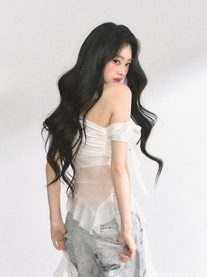 ブルー/ブラックのカスケーディングフリルアクセントメッシュトップ、ホワイトのアシンメトリーネックライン