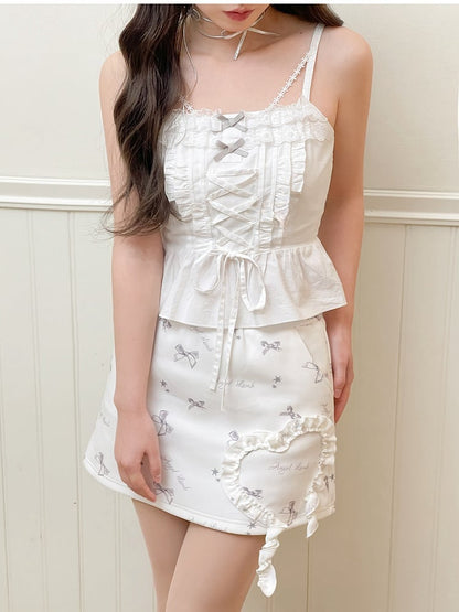 bei weißem Cami-Top mit Rüschen und Spitzenbesatz, Schnürung vorne mit Schleifendetail