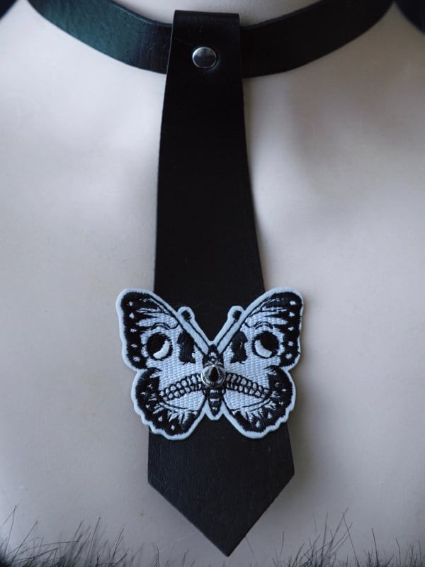 Choker mit Nieten und Gothic-Applikation, Krawatte, PU, Schwarz, Schmetterling