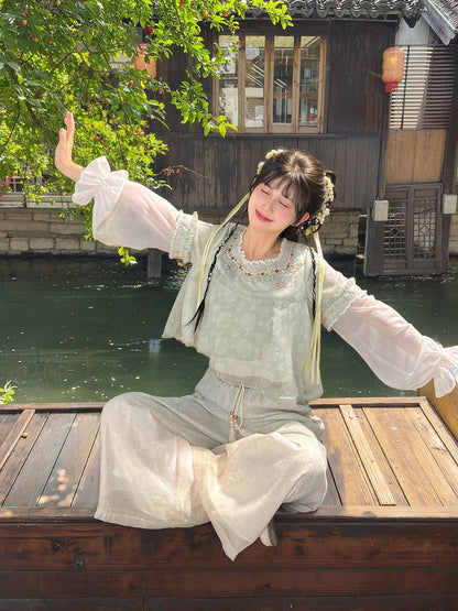 Grünes Jacquard-Cheongsam mit Knotenknöpfen, Chiffon-Oberteil mit Stickerei im Blumenausschnitt