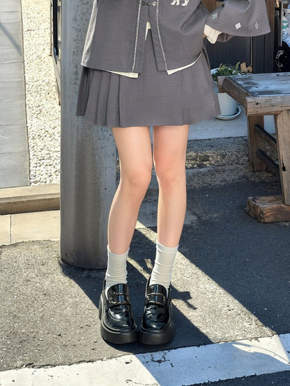 グレーのプレッピーノットボタン太もも丈プリーツスカート