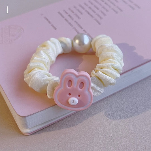 ベージュのビーズで飾られたバニーシュシュ