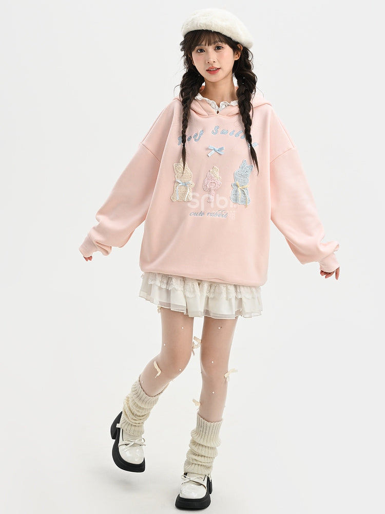 Rosafarbener, süßer Kapuzenpullover mit gehäkelten Häschendetails und Fleecefutter