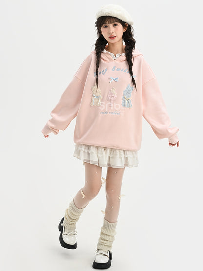 Rosafarbener, süßer Kapuzenpullover mit gehäkelten Häschendetails und Fleecefutter