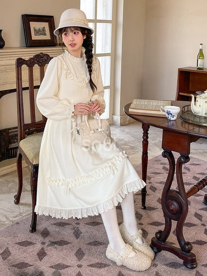 Weißes Kleid mit Schleifenakzenten, Rüschenausschnitt und langen Ärmeln