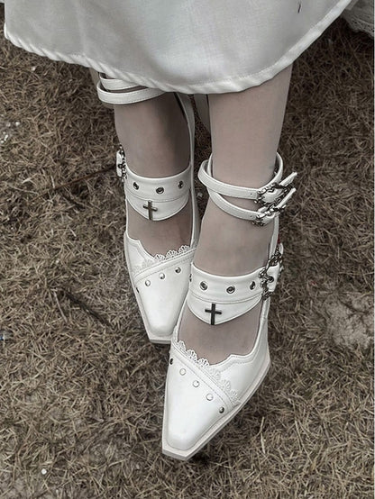 Punk-Spitze-Blockabsätze mit weißen Sargschnallen und Metallkreuz mit gotischen 8,5 cm
