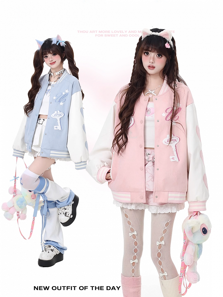 ゆめかわいいピンク/ブルーのキーアップリケ付きベースボールジャケット