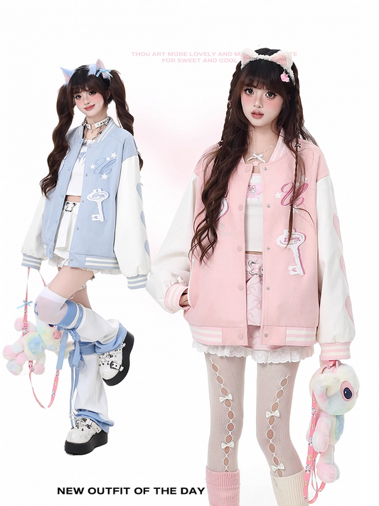 ゆめかわいいピンク/ブルーのキーアップリケ付きベースボールジャケット