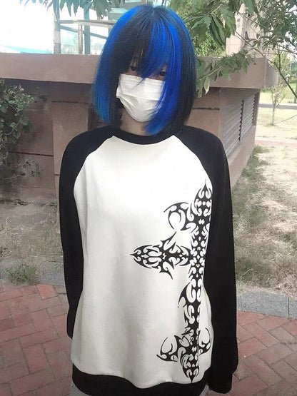 Sweatshirt mit Tattoo-Kreuz-Grafik in Farbblock-Optik in Schwarz und Weiß