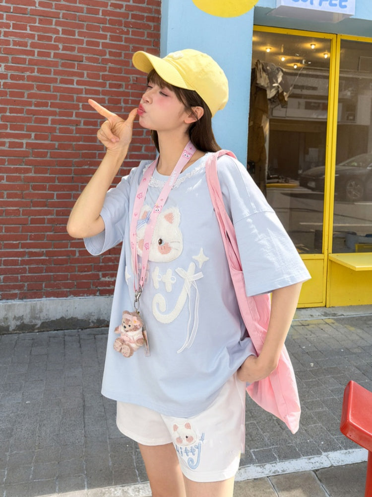 Weiße Freizeitshorts mit elastischer Taille und Kätzchen-Applikation