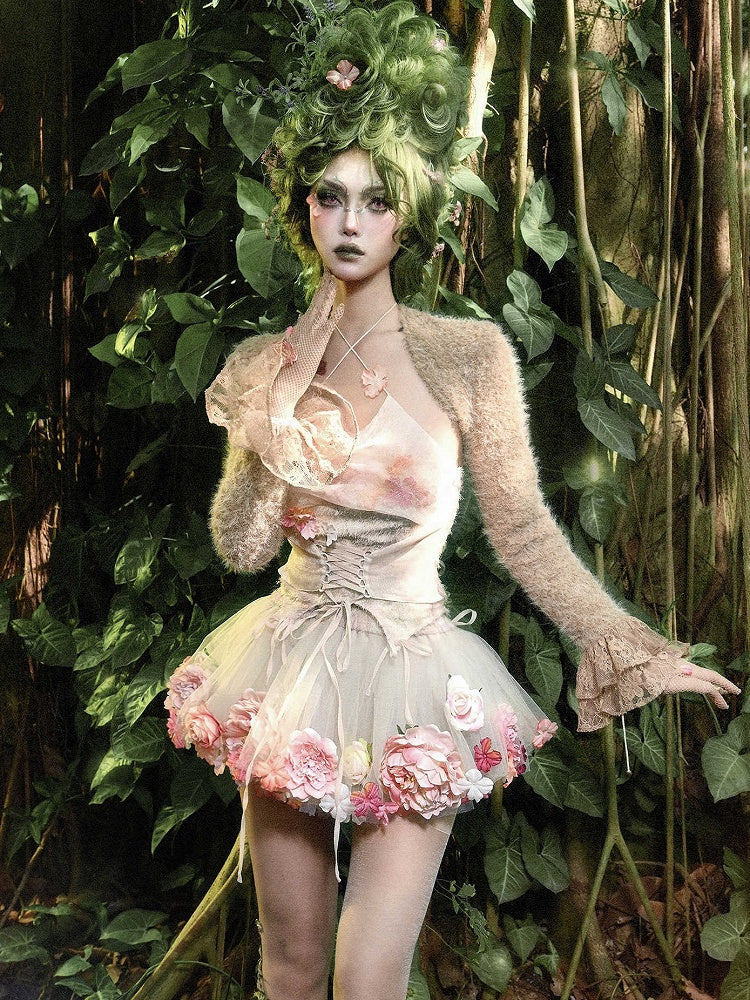 Kamelfarbenes, kurzes Oberteil mit Volant-Manschetten und langen Ärmeln für den Frühling