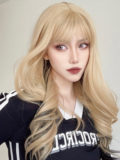 長さのあるウィッグとウェーブのかかった前髪、ブロンドのエアハイライト、ブラック 65CM