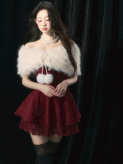 Weinrotes trägerloses Kleid mit Rosenverzierungen und Plüschschal-Set