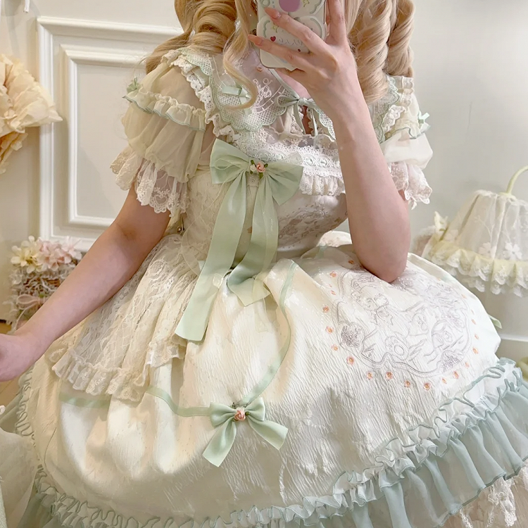 ショートトリムスリーブ、クロップド丈、刺繍入りカラー、グリーントップ、スカロップ