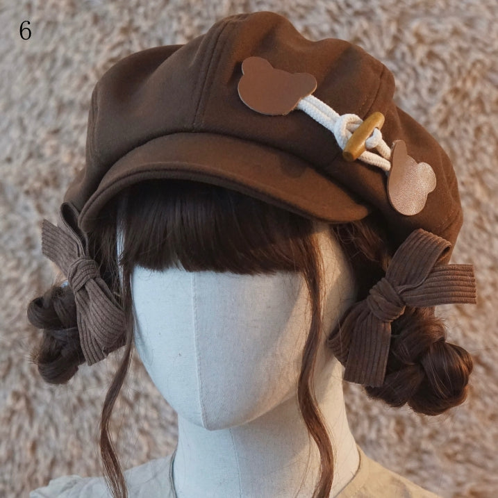 茶色のベレー帽、装飾ボタン付き帽子