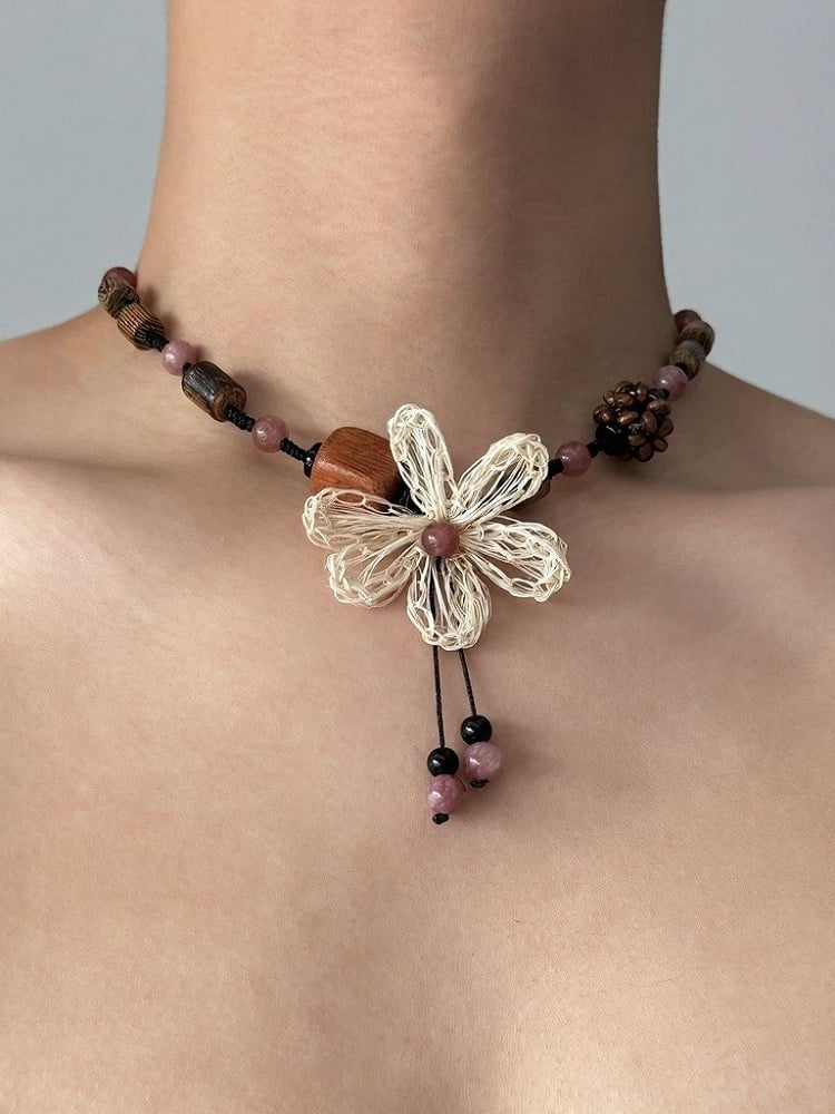 Beaded Necklace with White Floral Ornament - YSHXS