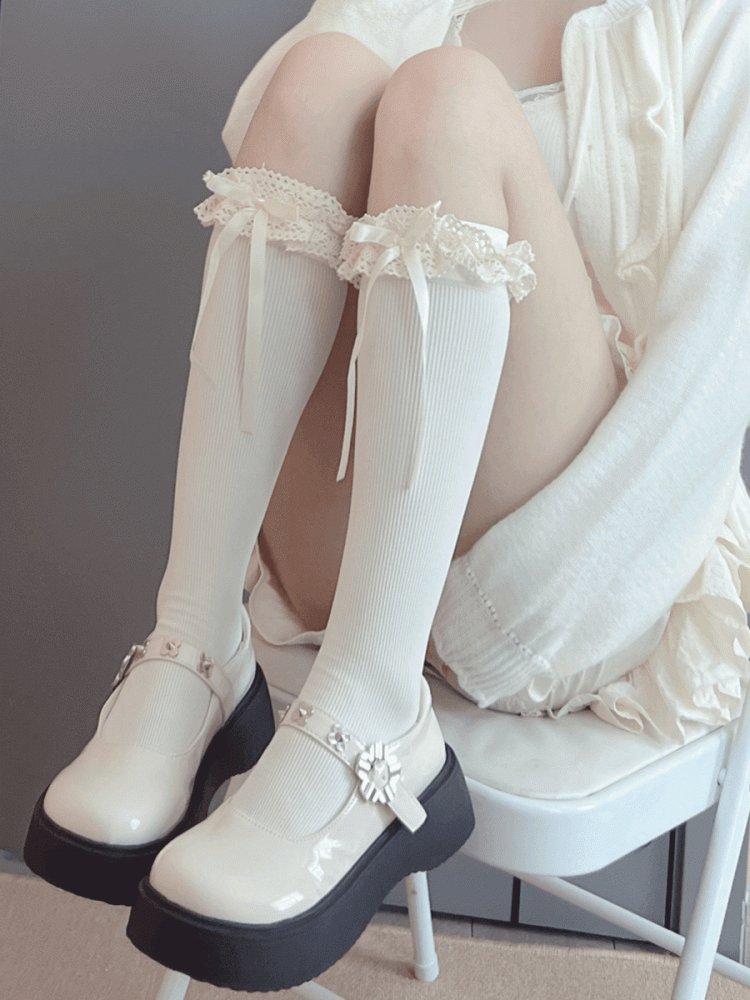 オフホワイトのスイートな蝶結びレーストリムの膝下ストッキング