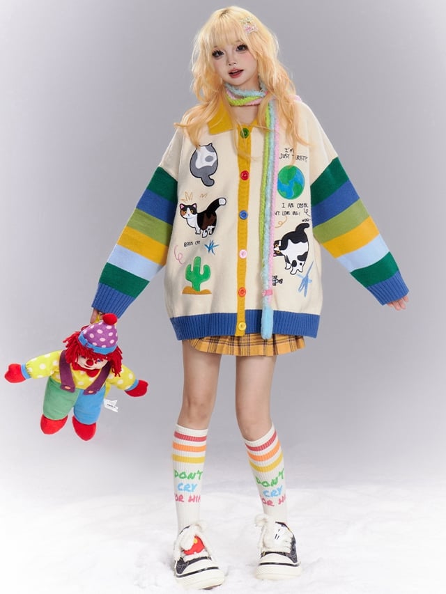 Hellapricotfarbene Strickjacke mit süßem Katzen-Polokragen und Kontrast