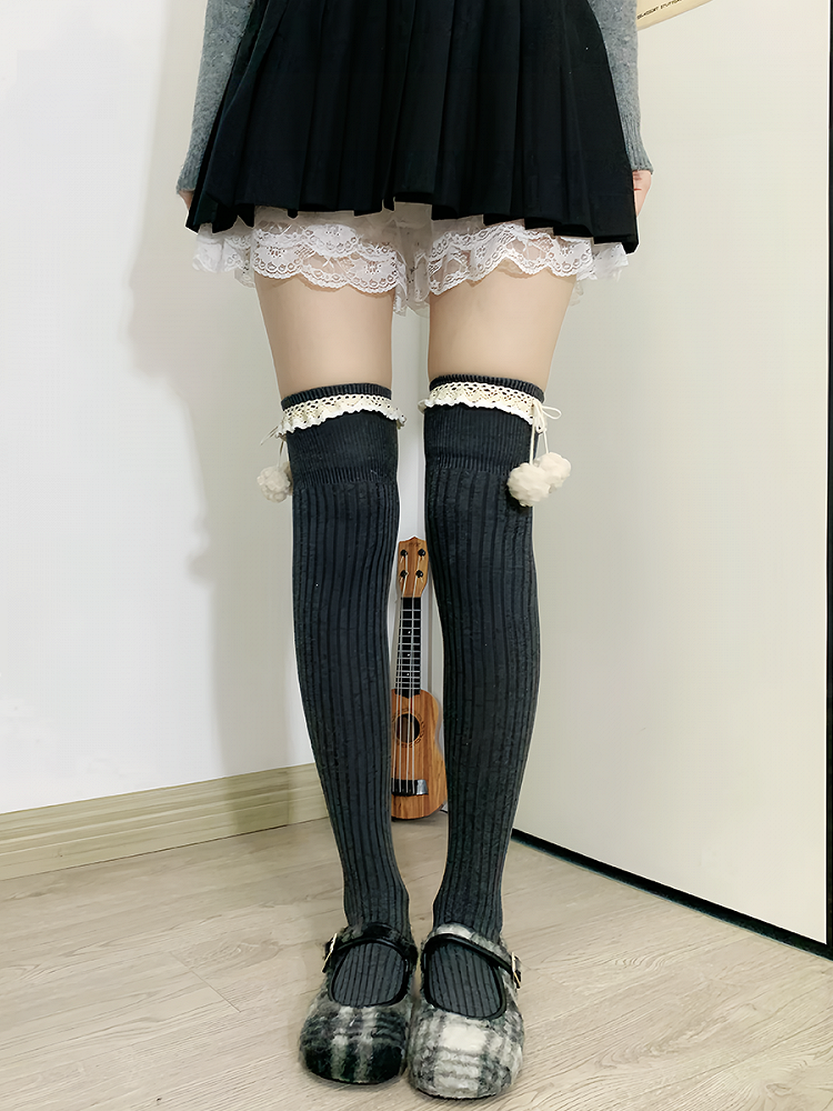 Aprikosenfarbene Overknee-Strümpfe mit Rüschenbund und Pompons