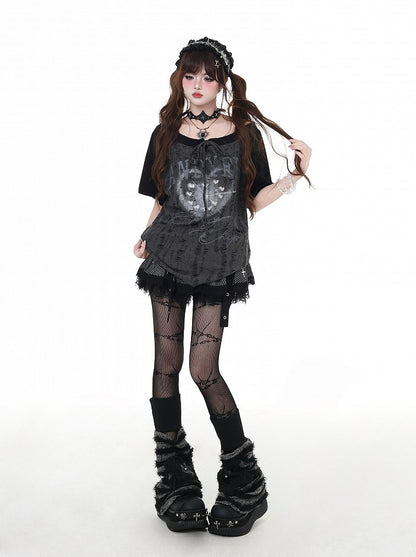 グレーのネックライン、ダメージ加工の穴、カラーブロックデザイン、セルフタイストラップ、ブラックとグラフィックのTシャツ