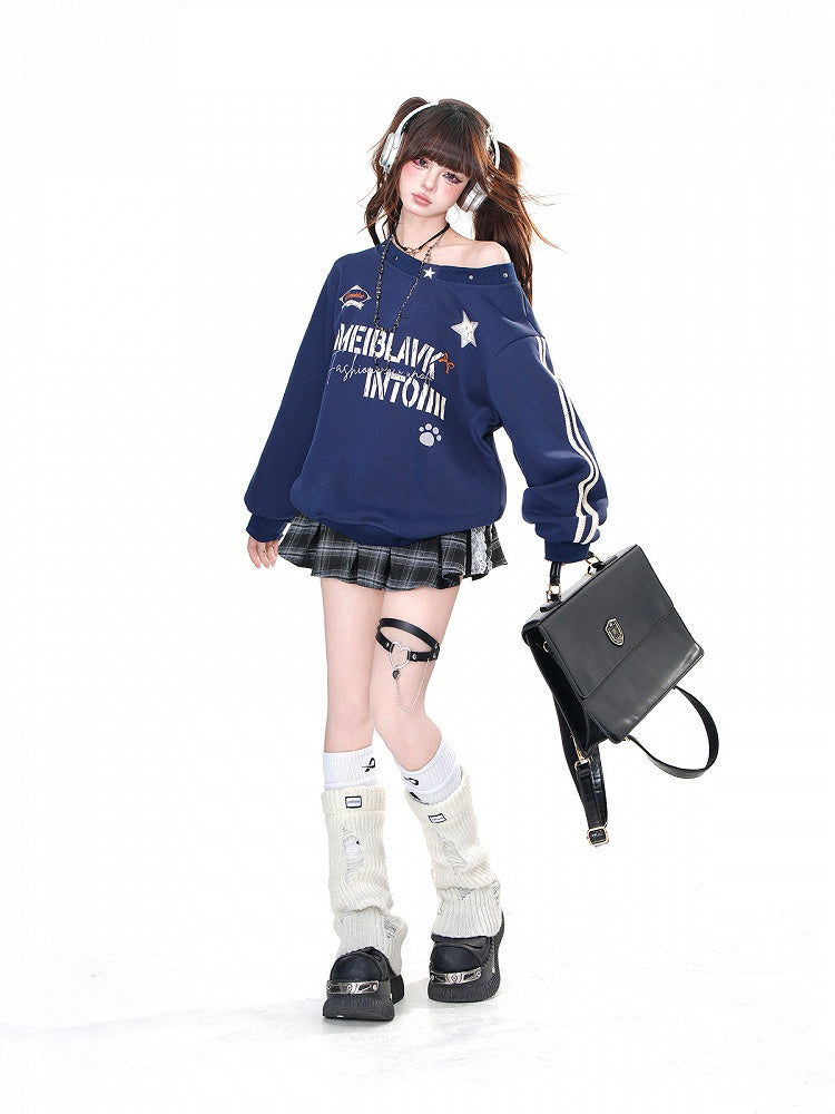 ネイビーブルーのアシンメトリーネックラインのルーズスウェットシャツ