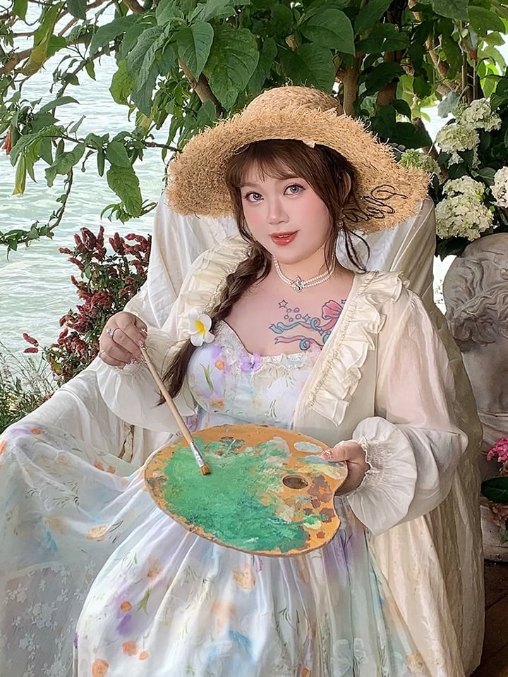 プラスサイズ アプリコット フリルトリム オープンプラケット ラインストーン装飾トップス