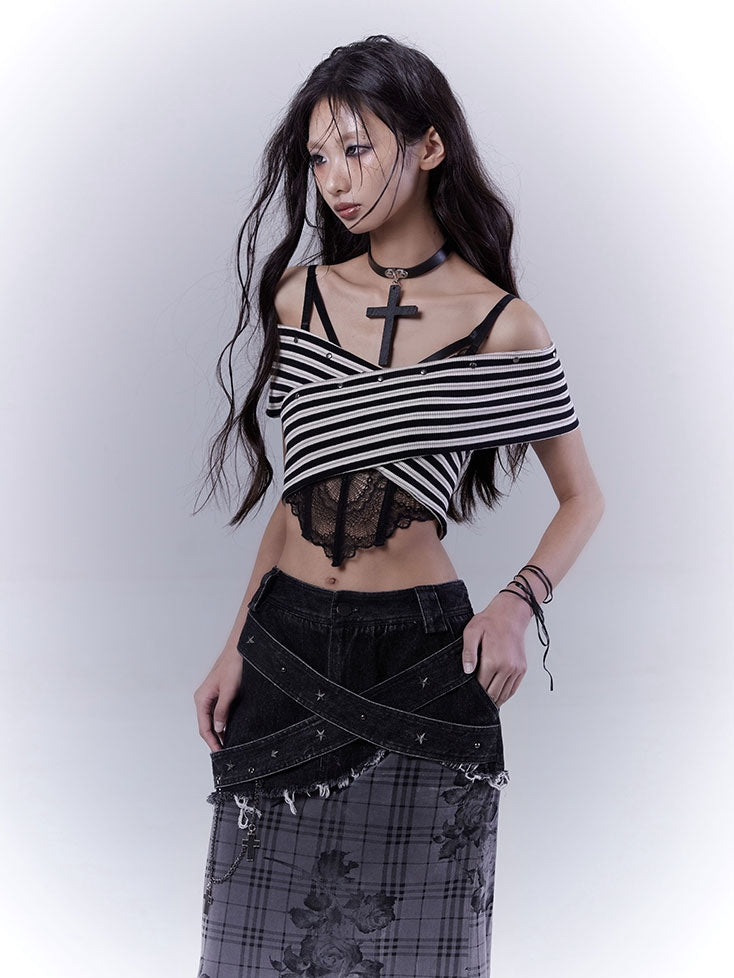 オフショルダーのホワイトネックラインのスタッズ付きストラップレストップ、ブラックストライプ