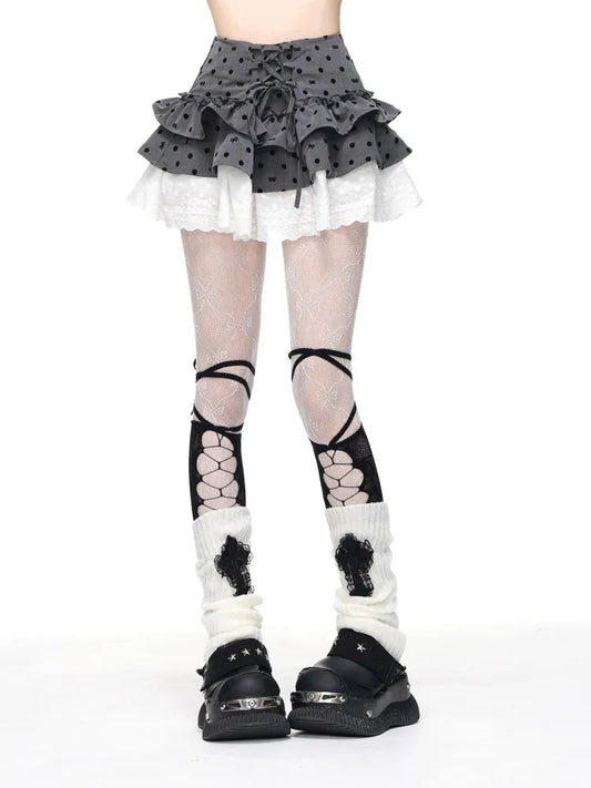 蝶結びの水玉模様のグレーのレースアップスカートのパターンと白いティアードディテール