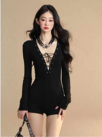 フロントディテールのレースアップジャンプスーツ。ブラックのプランジネックライン。スリムフィット。