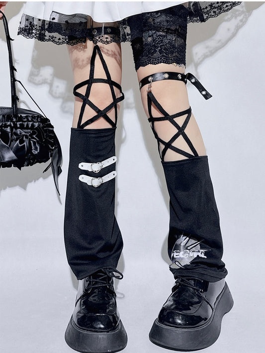 ブラックバックルの星型ストラップレッグウォーマー