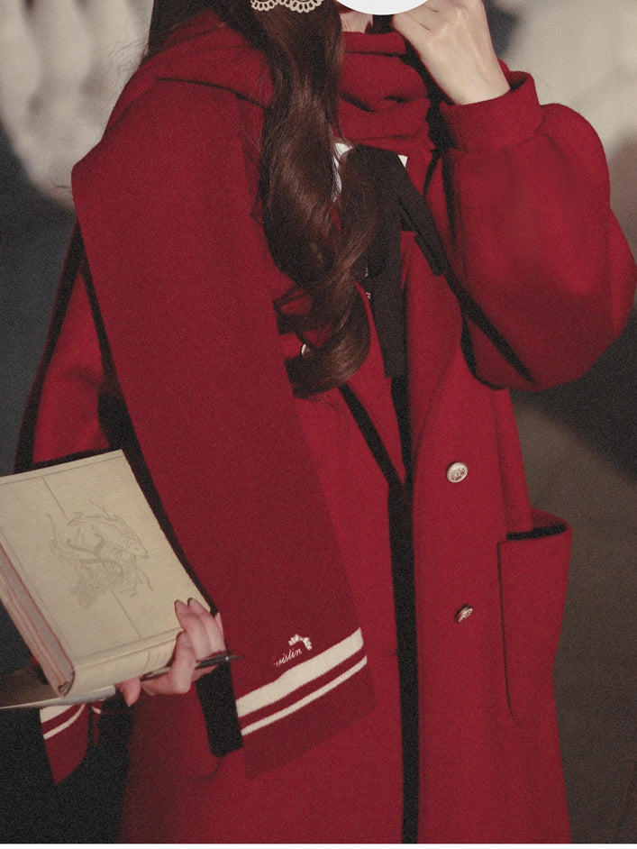 Roter, langer Wollmantel mit Reverskragen und zweireihigem Kragen