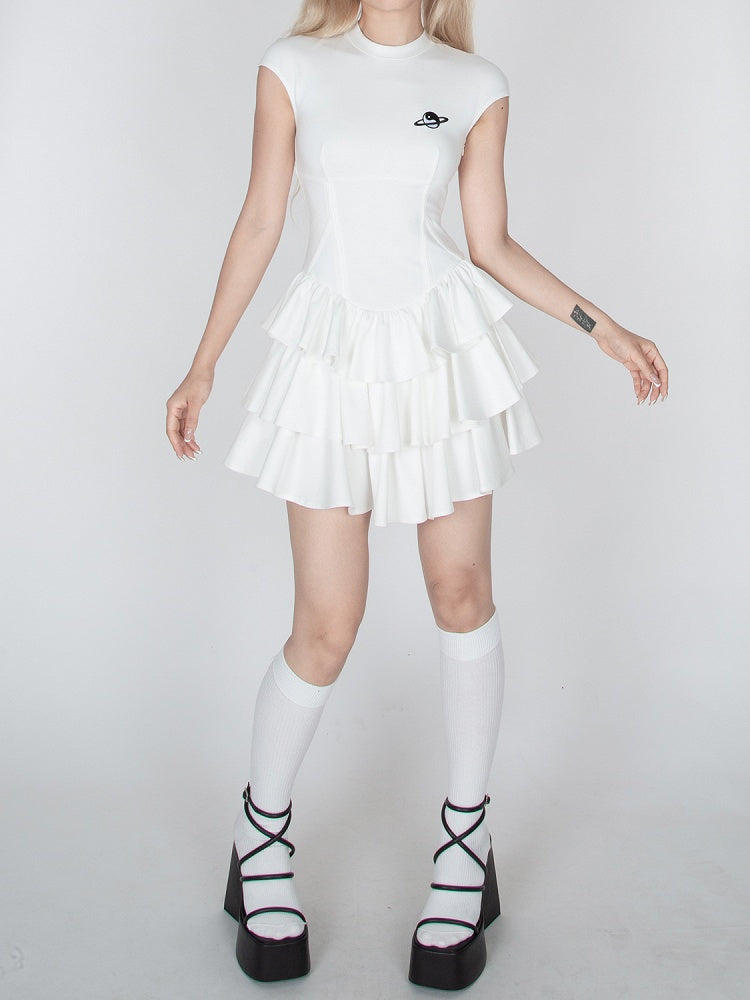 Schwarz/weißes, gestuftes, kurzärmliges Minikleid mit Rüschen