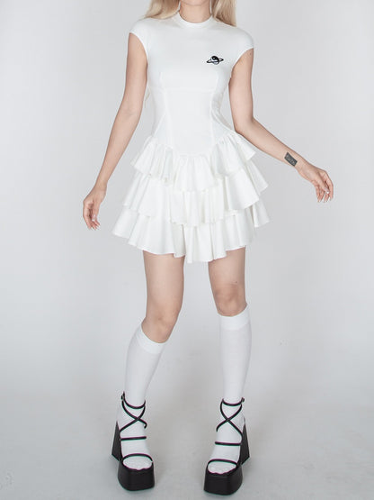 Schwarz/weißes, gestuftes, kurzärmliges Minikleid mit Rüschen