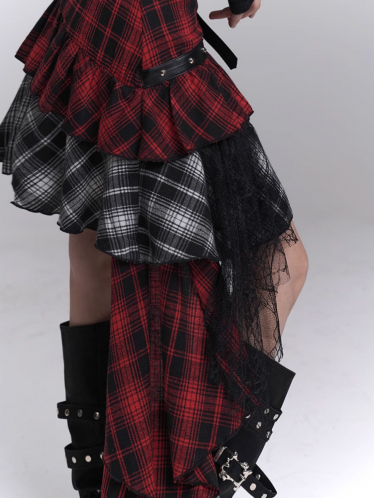 Rot-schwarzer asymmetrischer Karorock aus Netzstoff mit PU-Patchwork