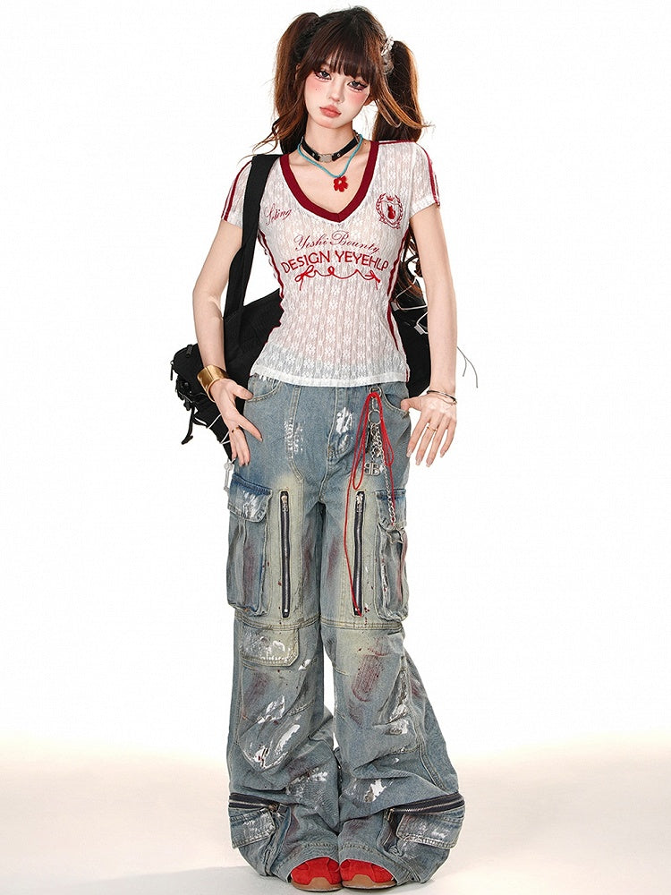 Halbtransparentes Spitzentop mit V-Ausschnitt und weißer Buchstabenstickerei