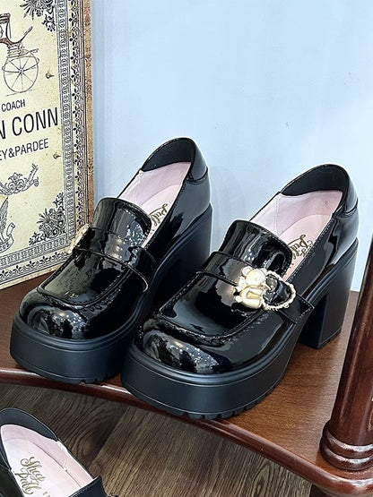 光沢のあるブロックバックルのハイベアプラットフォームスリッポン、ブラックヒール、ハグハート