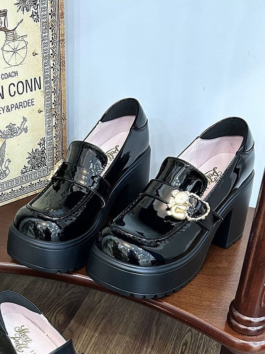 光沢のあるブロックバックルのハイベアプラットフォームスリッポン、ブラックヒール、ハグハート