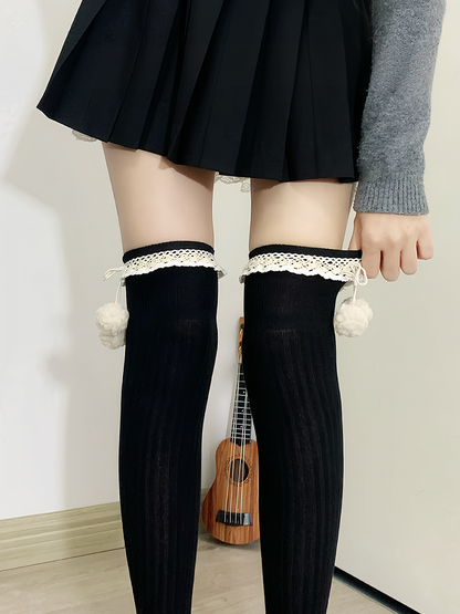 Aprikosenfarbene Overknee-Strümpfe mit Rüschenbund und Pompons