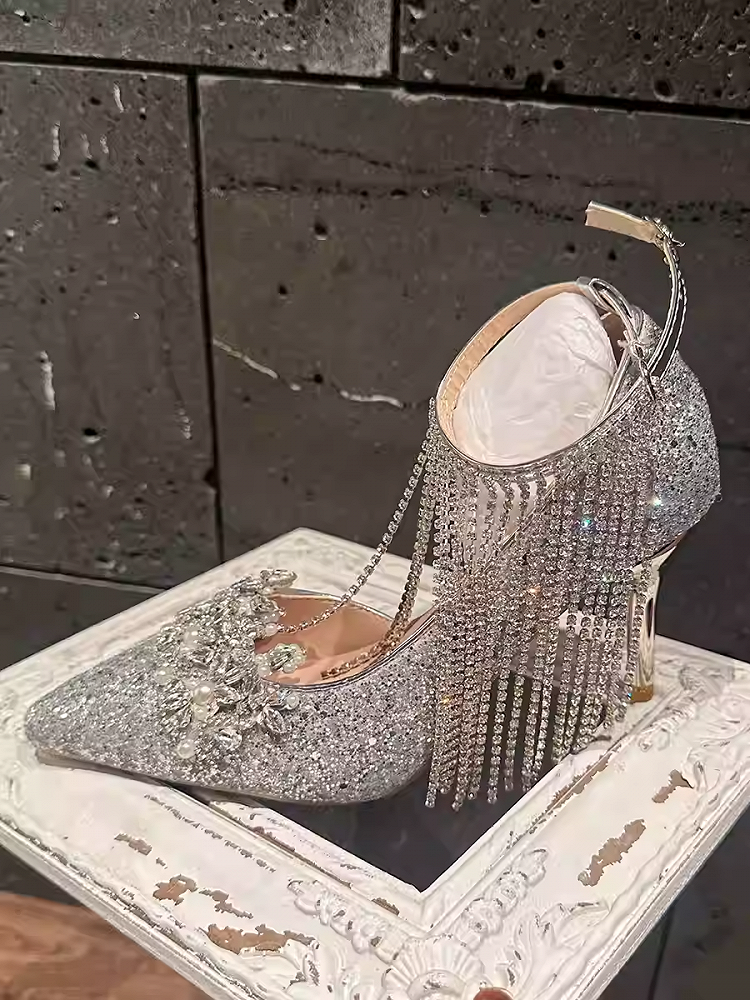 Silberne High Heels mit spitzer Zehenpartie, Strass-Pailletten und Quaste
